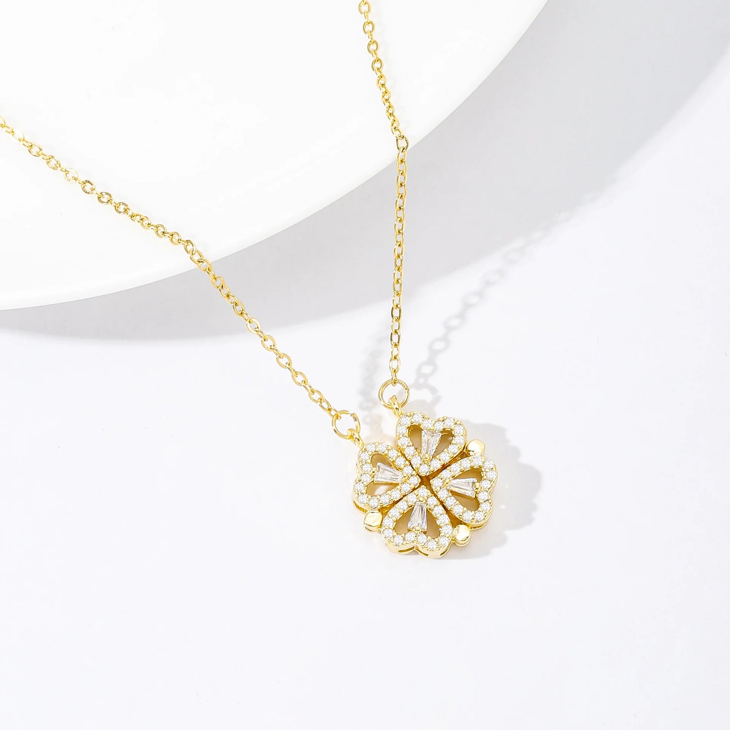 Collier en Trèfle - Coeurs Aimantés Plaqués Or